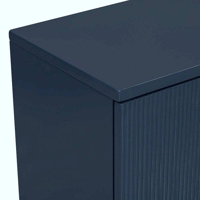 Armario de cuatro puertas con rayas verticales y diseño ondulado